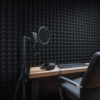 Akustikkplater hengt opp på vegg i et musikkstudio for lydisolering